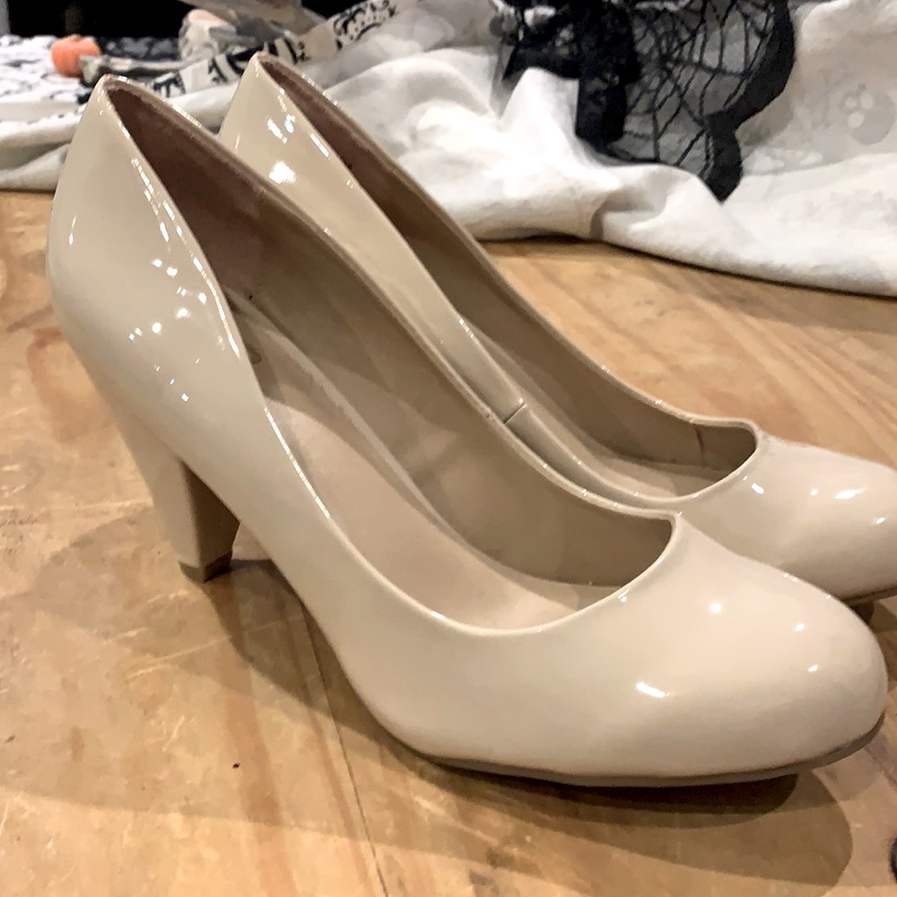 Mix No. 6 short creme heel, size 8.5